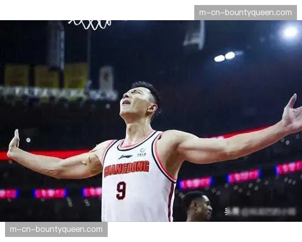 特写:老将易建联现身广东替补席,担任球队特别顾问 特写:老将易建联现身广东替补席,担任球队特别顾问